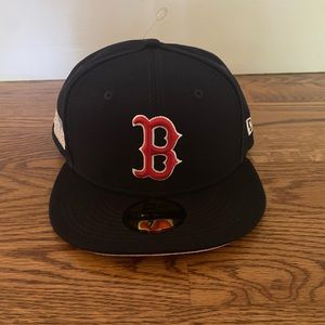 7 1/2”. Fitted Red Sox 2004 World Series Hat.